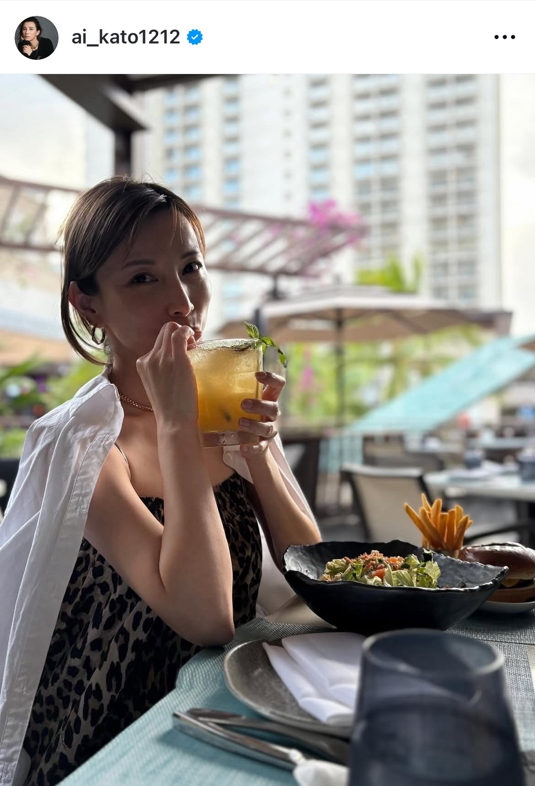 42歳・加藤あい、“胸元ざっくり”ヒョウ柄ワンピの夏コーデに反響「うひ