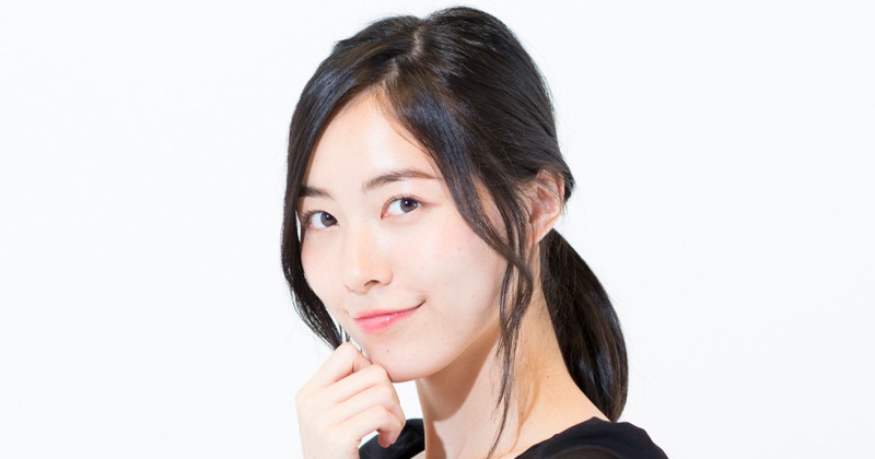 松井珠理奈、谷間あらわな“初出し”グラビアに反響「反則級セクシー