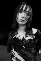 吉岡里帆が纏う“アートなアロハ” Y's×SUN SURFの最新アロハシャツ