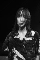 吉岡里帆が纏う“アートなアロハ” Y's×SUN SURFの最新アロハシャツ