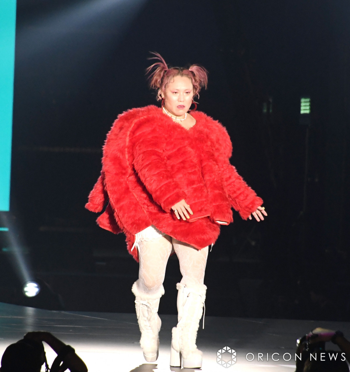 バービー、超個性的コーデを披露 真っ赤な装い、鋭い眼光【関コレ