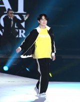 51歳の元光GENJI・佐藤アツヒロ、ファッションランウェイ→ローラー