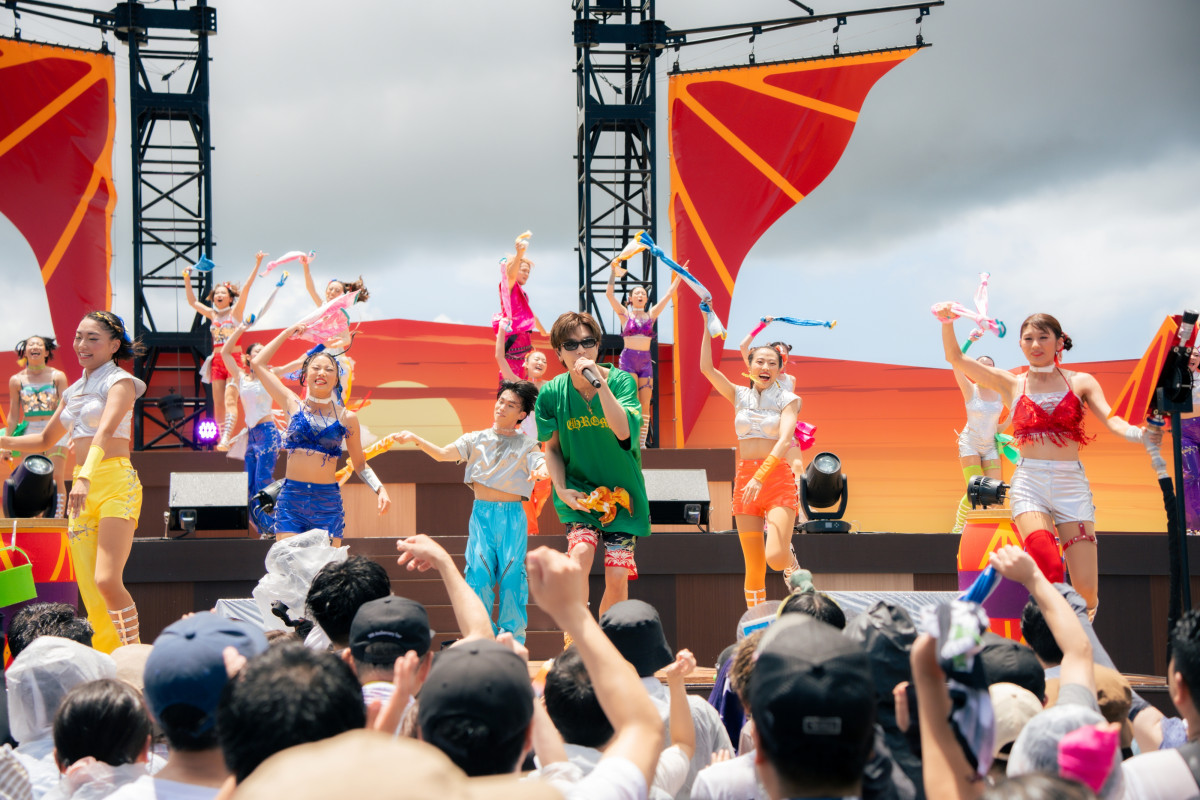 岩田剛典“びしょ濡れ”で熱唱 ジャングリア沖縄でアーティスト初の