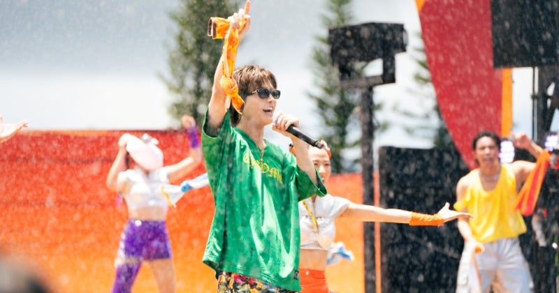 岩田剛典“びしょ濡れ”で熱唱 ジャングリア沖縄でアーティスト初の