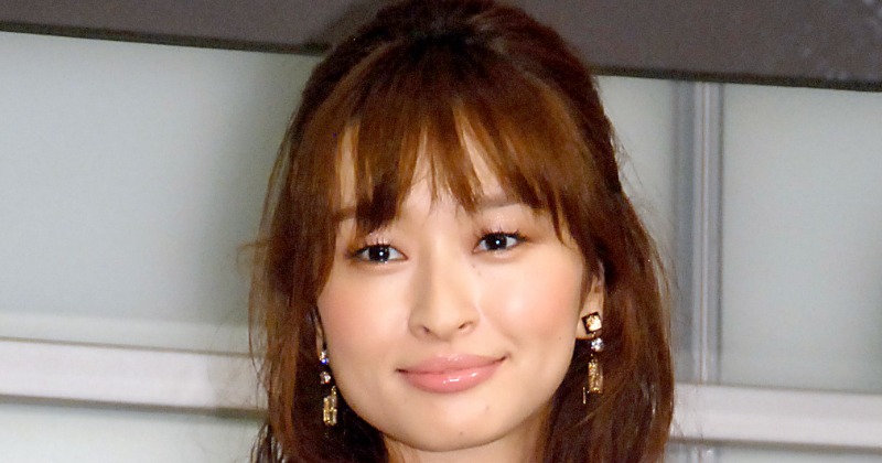 41歳・島袋寛子、“三つ編み×メガネ姿”で雰囲気ガラリ「かわぃぃぃぃぃ