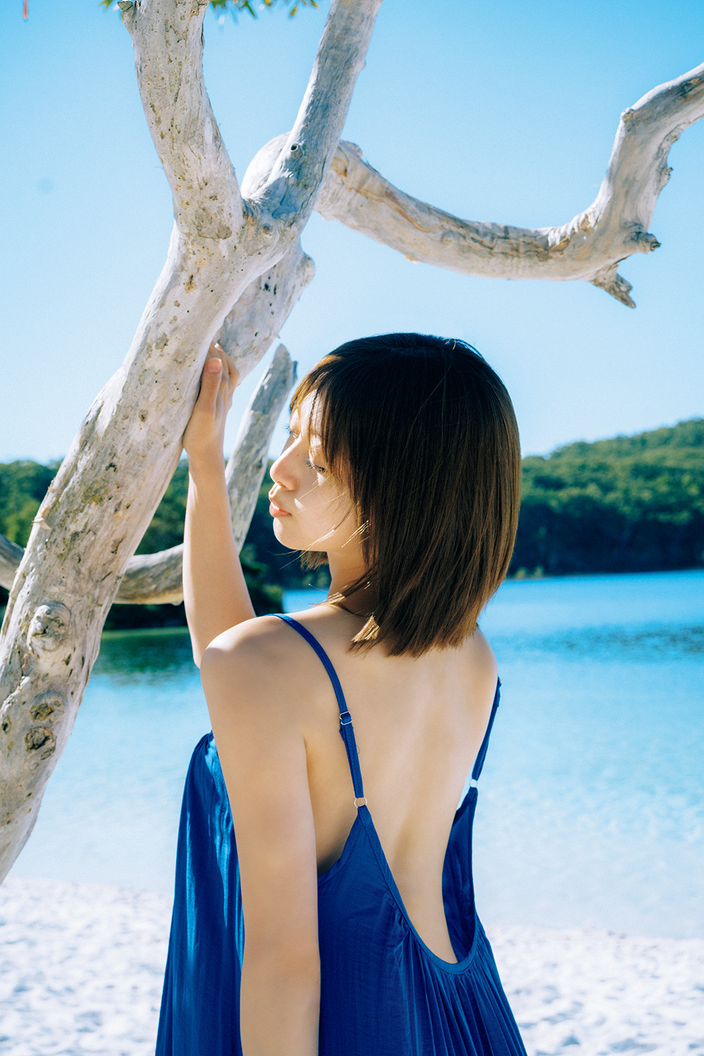日向坂46富田鈴花、1st写真集特典のランジェリーカット＆パネル