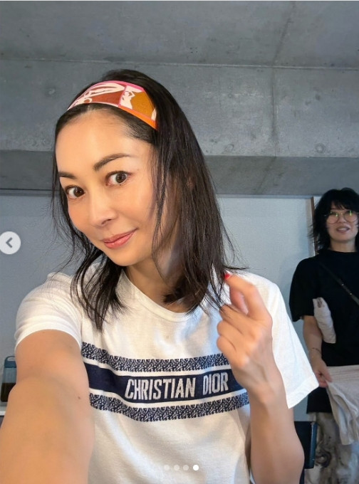 画像・写真 | 伊東美咲、48歳の近影に反響 撮影現場で“ヘアバンド