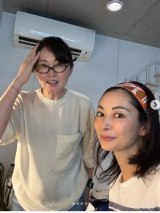 画像・写真 | 伊東美咲、48歳の近影に反響 撮影現場で“ヘアバンド
