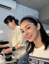 画像・写真 | 伊東美咲、48歳の近影に反響 撮影現場で“ヘアバンド