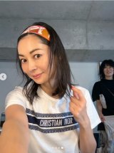 画像・写真 | 伊東美咲、48歳の近影に反響 撮影現場で“ヘアバンド