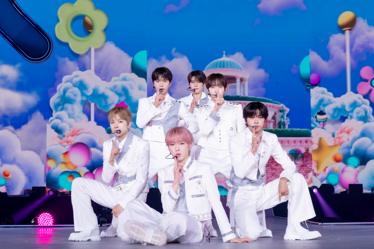 SMTOWN TOKYO ユニフォーム 新品未開封 Hearts2Hearts SMTOWN TOKYO ユニフォーム 新品未開封 Hearts2Hearts