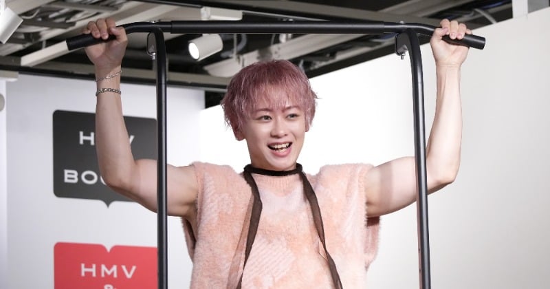 超特急・シューヤ、写真集イベントで“異例”懸垂披露 体脂肪率6％の