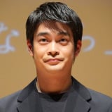 井之脇海、「新しい家族が増えました」“妻&子”3ショットに反響「いつのまに男の子」「親子で揃ってかわいい!」 