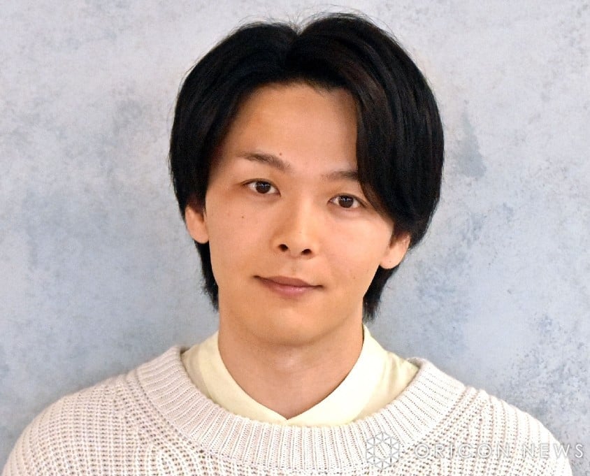 中村倫也、“妻”とおちゃめ2ショット「仲良しで可愛いご夫婦」「こんなに幸せそうな2人なのに…」 ソファで並んでゆったり | ORICON NEWS