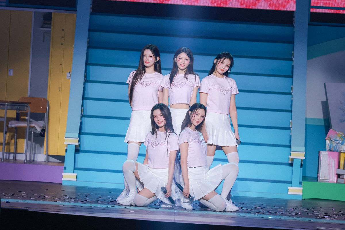 ILLIT、日本初ファンコンサート開催 新曲「Topping」を乃紫と