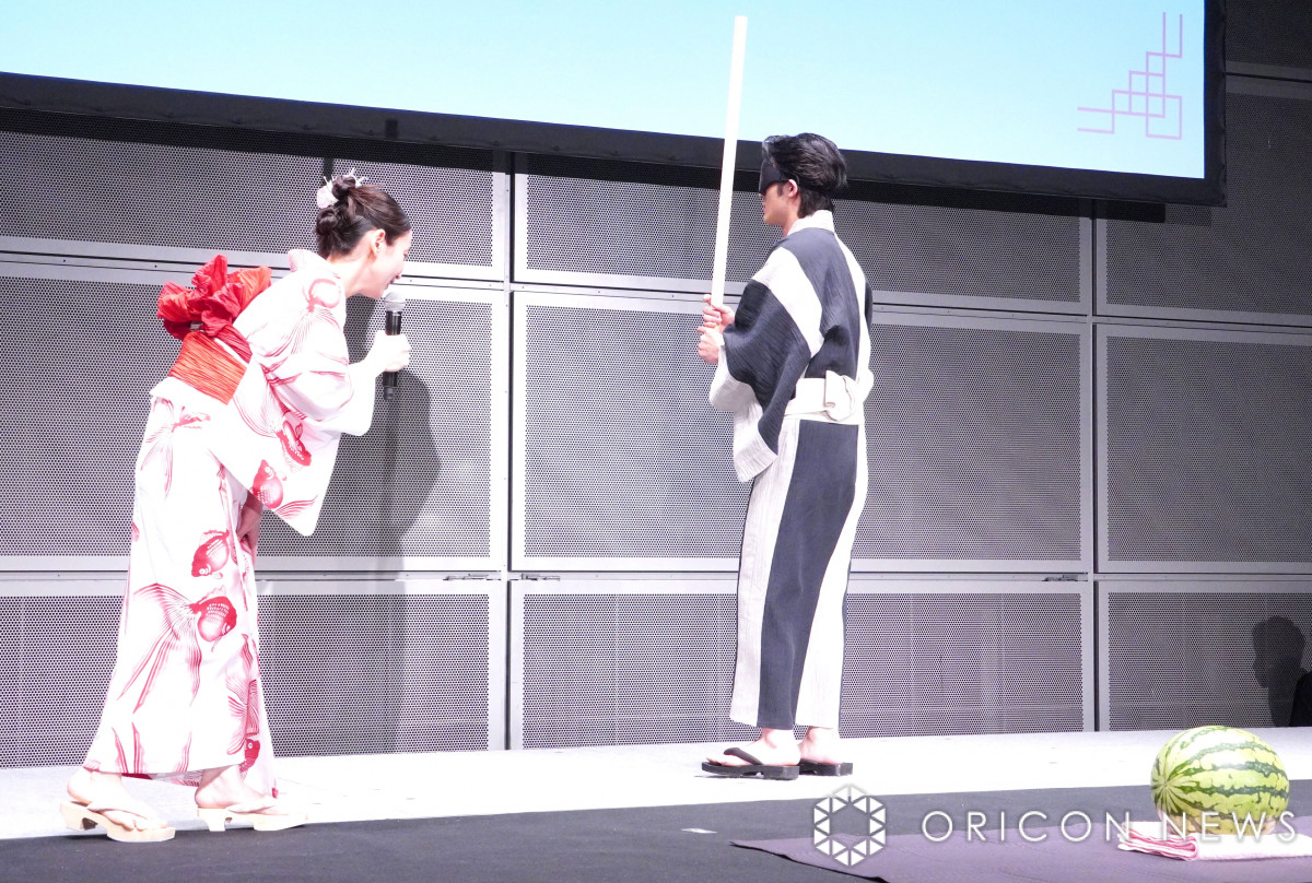 吉岡里帆＆水上恒司、浴衣姿でスイカ割り 水上が“まさか”のひと言