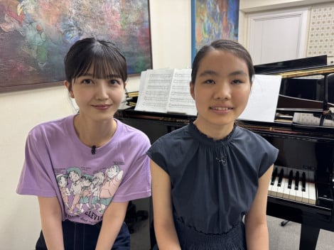 『Song for Children！24時間テレビチャリティーライブ』でピアノの連弾に挑戦する（左から）久保史緒里、百里さん（C）日本テレビ 