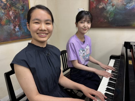 『Song for Children！24時間テレビチャリティーライブ』でピアノの連弾に挑戦する（左から）百里さん、久保史緒里（C）日本テレビ 