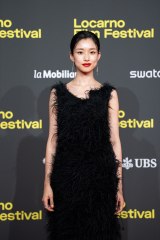 �X�C�X�u��78�񃍃J���m���ۉf��Ձv�ōō��܁E���^�܂���܂����f��w���Ɠ��X�x�o���͍̉��D���i���b�h�J�[�y�b�g�j�@Copyright: Locarno Film Festival / Ti-Press 