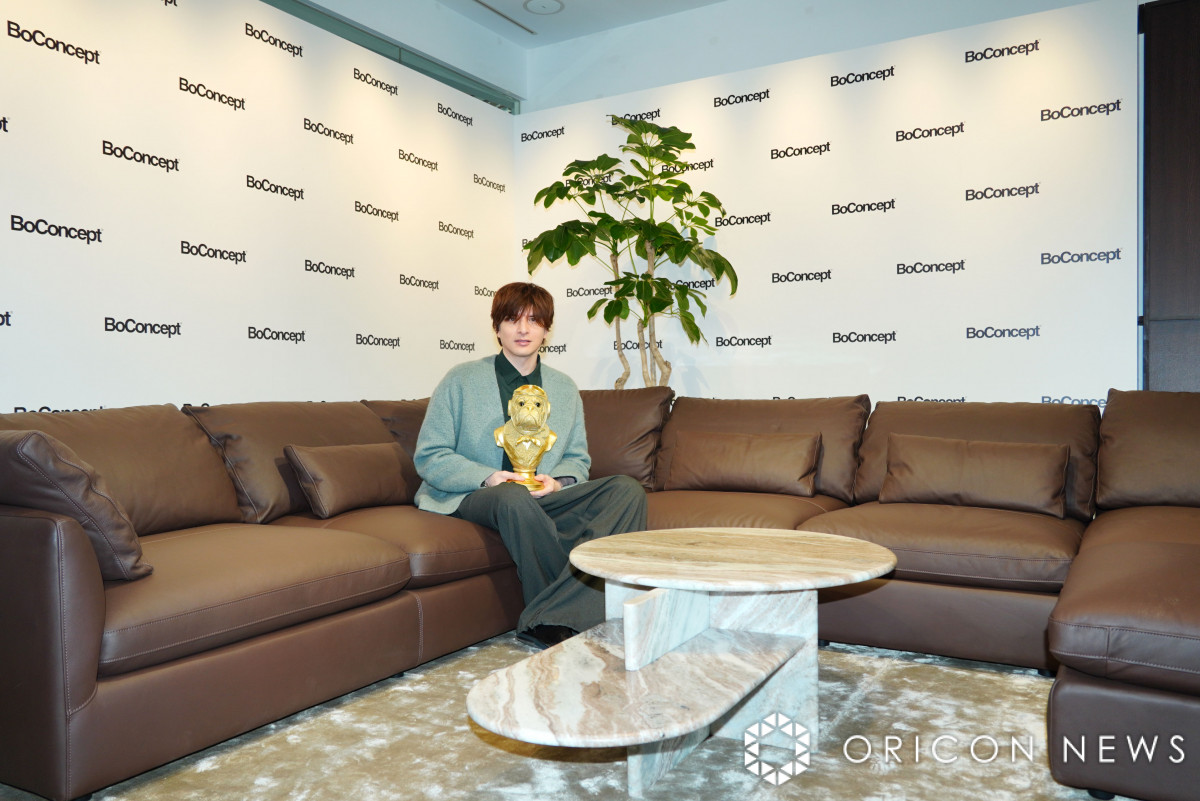 城田優、約400万円のソファ中心に空間プロデュース 私物も展示「人を