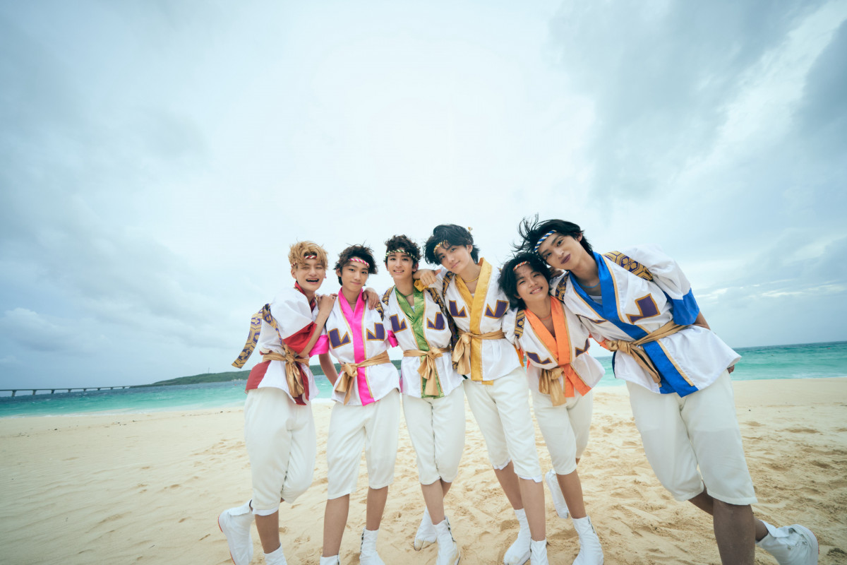 Lienel、悪天候の浜辺でひたすら踊り狂う“暴風ver.”MV公開 森田璃空