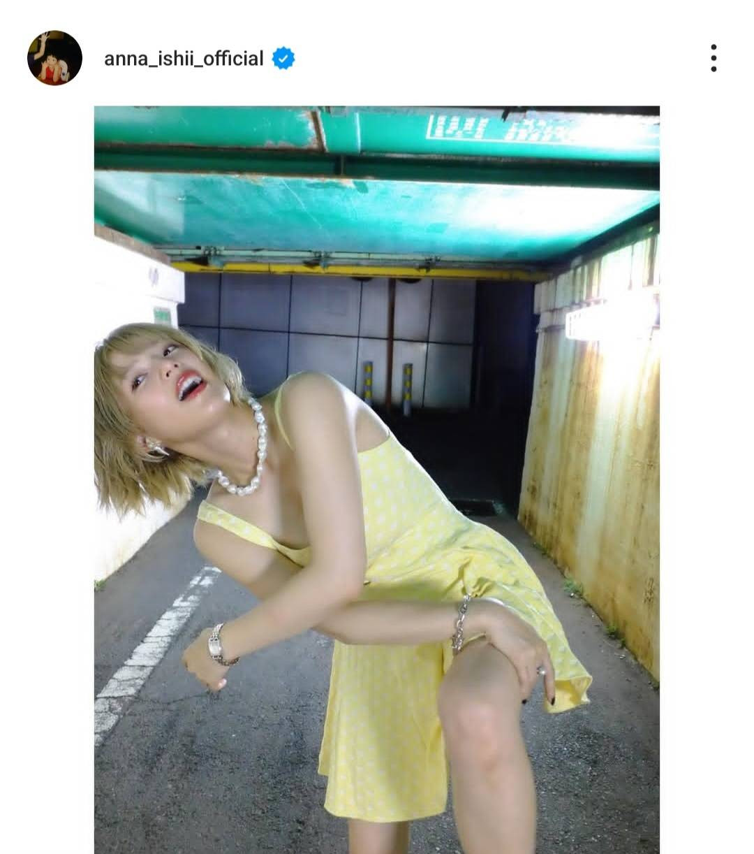 石井杏奈、まるで“テイラー・スウィフト”金髪ボブ×黄色ワンピで太もも