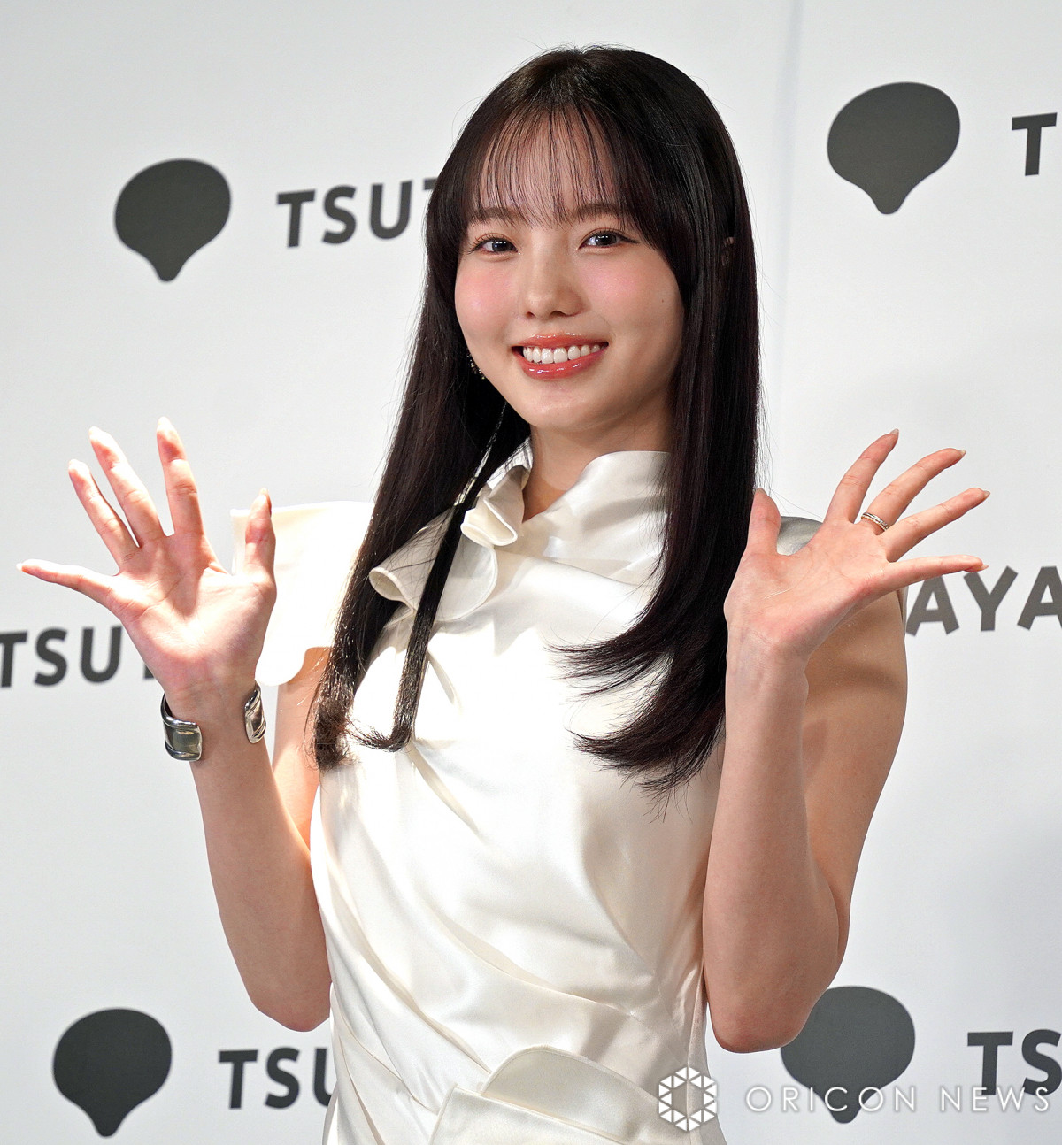 本田真凜、初写真集は「1万点」 美腹筋アピールも「どこからか小籠包