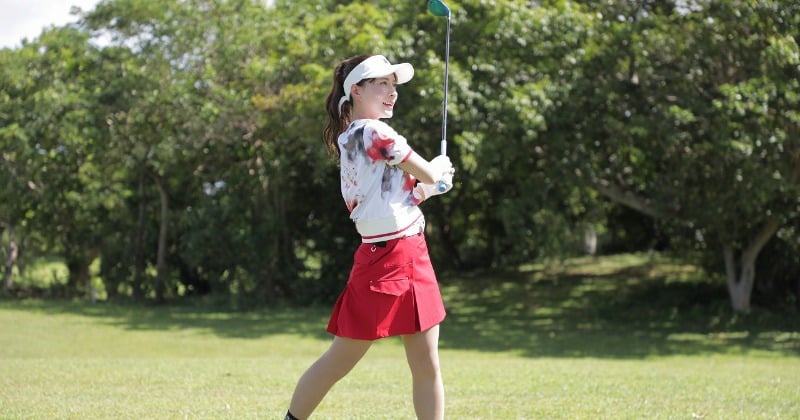 芸能人女性NO.1ゴルファー? 元HKT48山本茉央、常夏の島で豪快スイング ベストスコア78は伊達じゃない