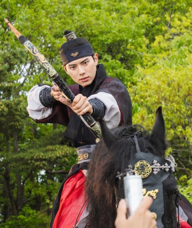 �C�E�`�F�~����Netflix�V���[�Y�w�\�N�̃V�F�t�x�Ɛ�z�M���i�񋟁F�X�^�W�I�h���S���j 