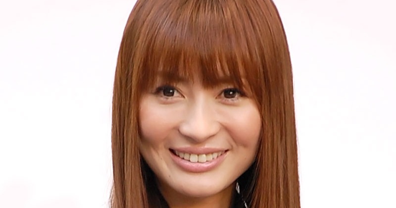 44歳・新山千春、ウエスト減 “14歳当時”まで絞る→デビュー30周年へそ出しショット