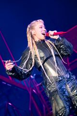 �wAI 25th best tour ��ALIVE���x���m�EIG�A���[�i�����̖͗l �B�e:�c�������Y 