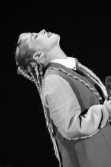 �wAI 25th best tour ��ALIVE���x���m�EIG�A���[�i�����̖͗l �B�e:�c�������Y 