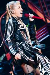 �wAI 25th best tour ��ALIVE���x���m�EIG�A���[�i�����̖͗l �B�e:�c�������Y 