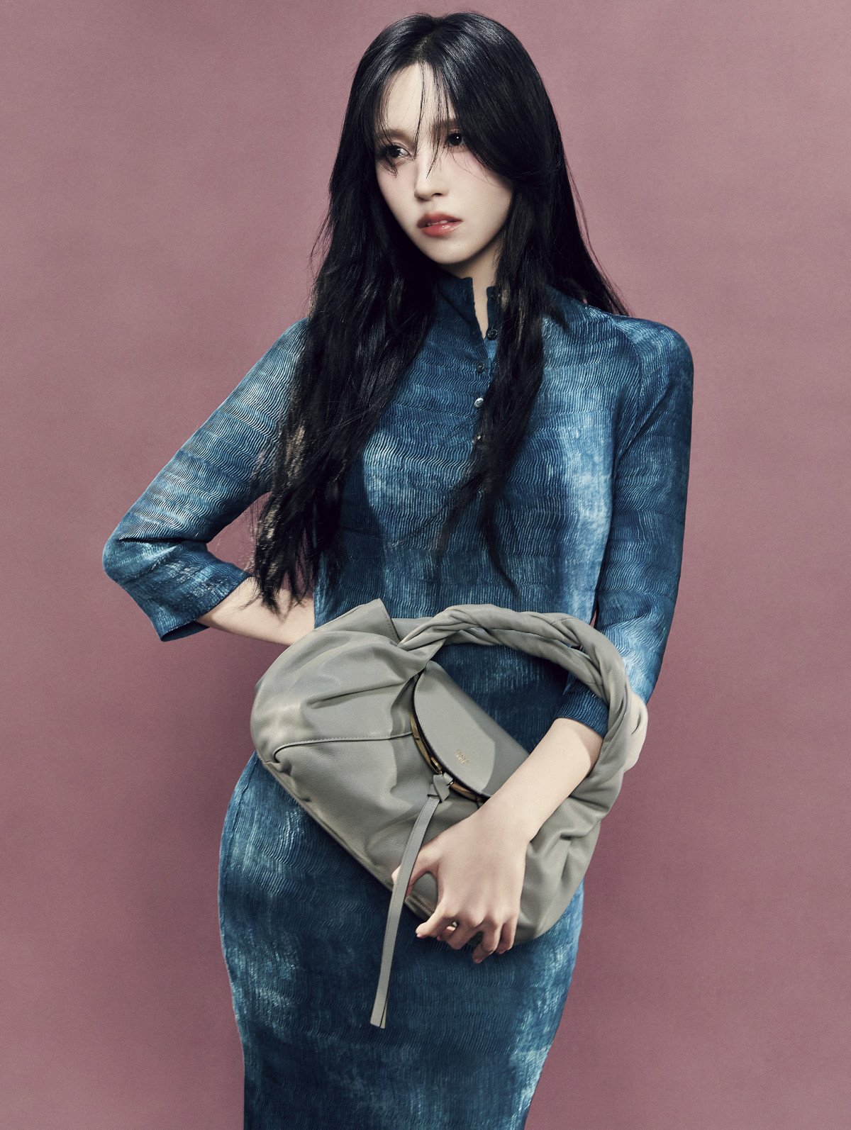 wkEgELE(Numero TOKYO))x2025N10ʏŃJo[ɏoꂷTWICEEMINA 