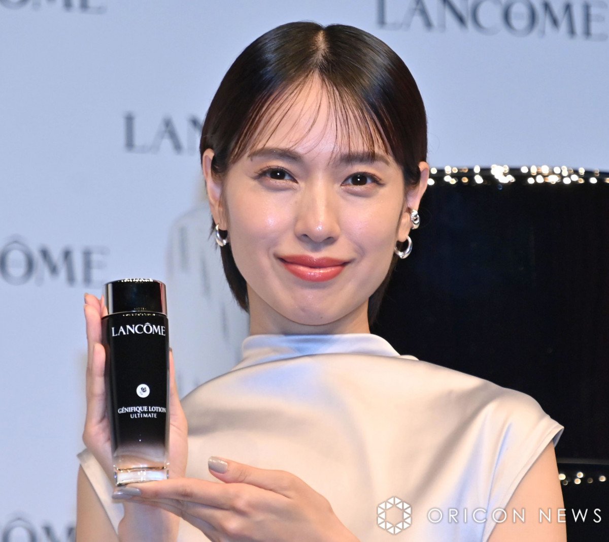 戸田恵梨香、美スタイル際立つシルバードレス姿で登場 化粧水で肌ツヤ