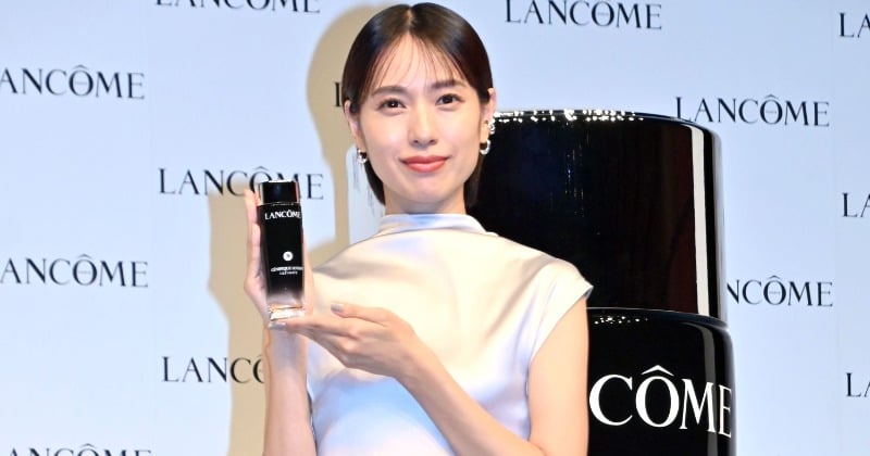 戸田恵梨香、美スタイル際立つシルバードレス姿で登場 化粧水で肌ツヤ実感「赤ちゃんみたいになる」