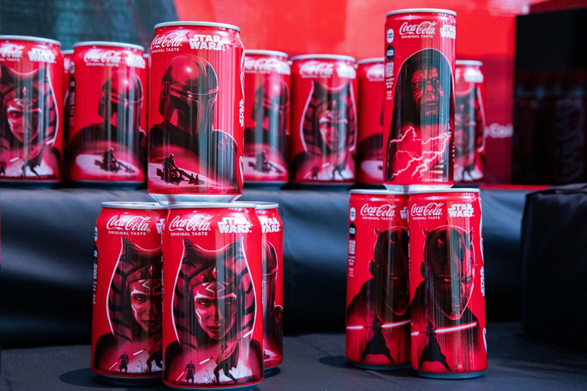 コカ・コーラ×スター・ウォーズ」ダース・ベイダーからグローグーまで
