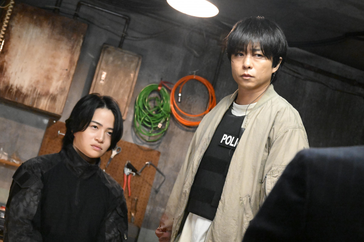放送局占拠』武蔵刑事（櫻井翔）、青鬼・大和（菊池風磨）と共闘