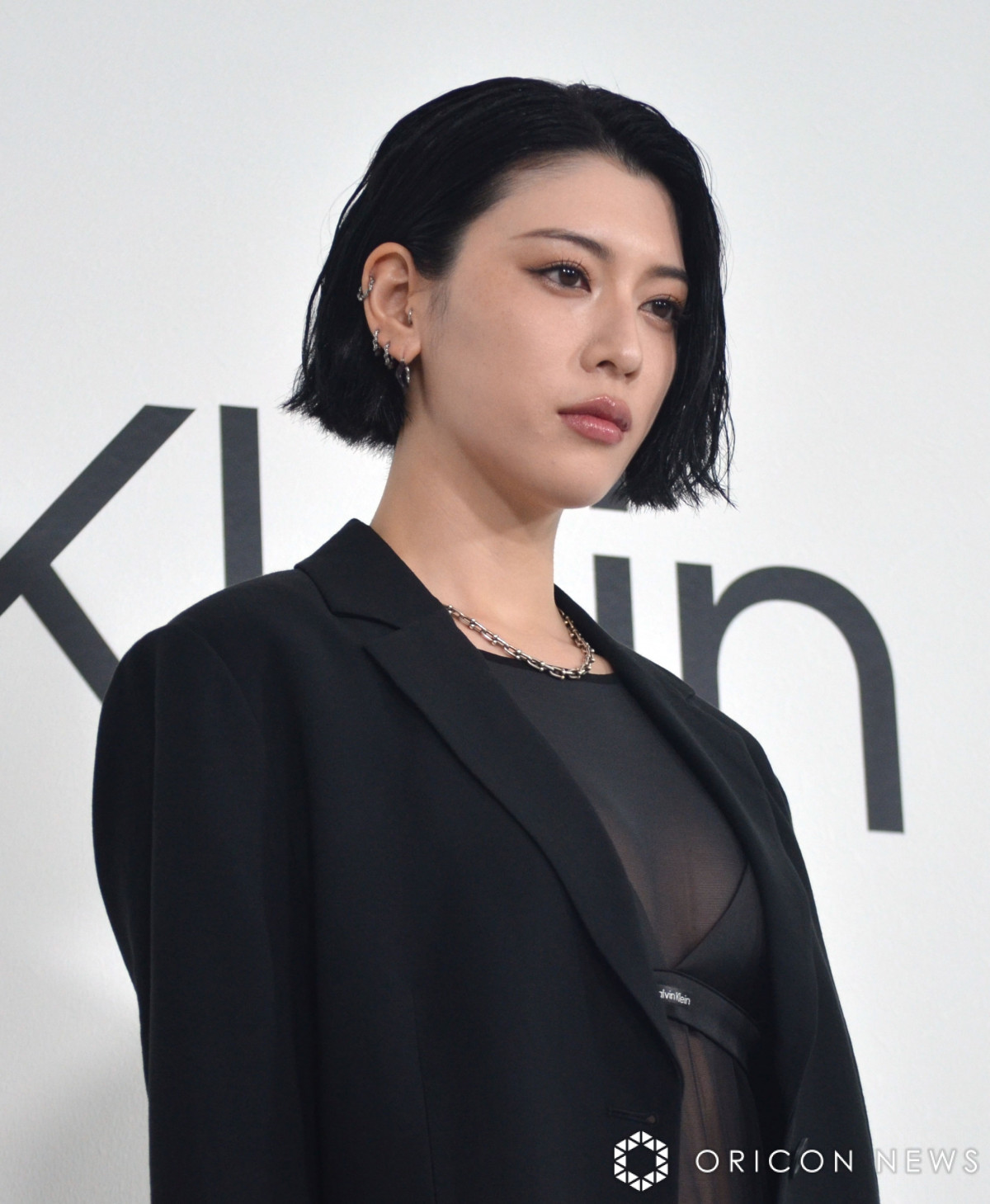 三吉彩花、シースルー＆全身黒のボディスーツで美脚あらわ