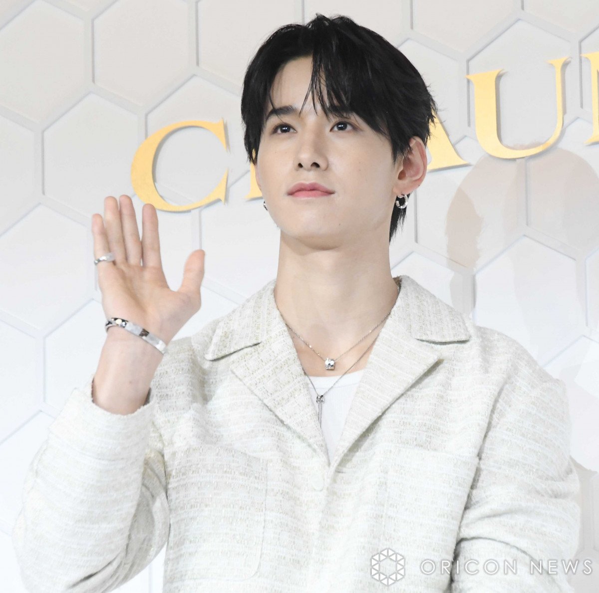 JO1佐藤景瑚、万博で総額1000万円超のジュエリーコーデ きらびやかに