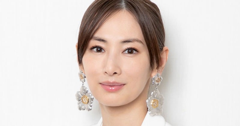 北川景子、“日本髪&パーカー姿”でうどんを前に笑顔「普通の人なら確実に爆笑写真」「その姿は、、!もしかして」「斬新でクスッってなる」