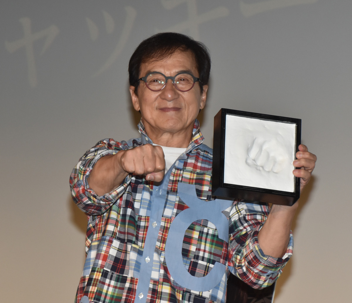 ジャッキー・チェン、ジャッキーちゃんにプチドッキリ “手型”投げ渡し