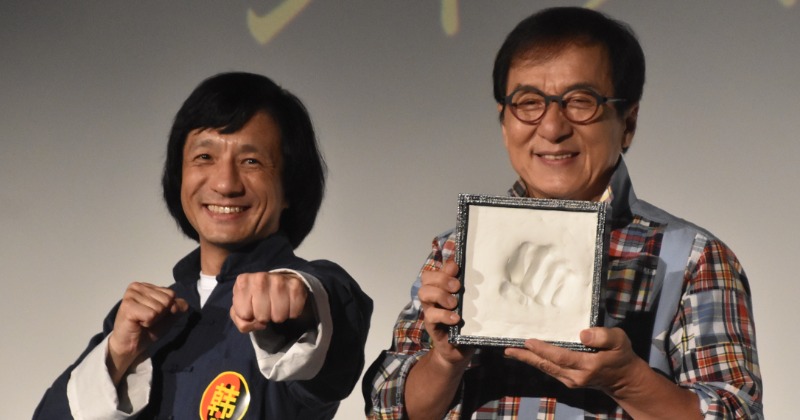 ジャッキー・チェン、ジャッキーちゃんにプチドッキリ “手型”投げ渡し