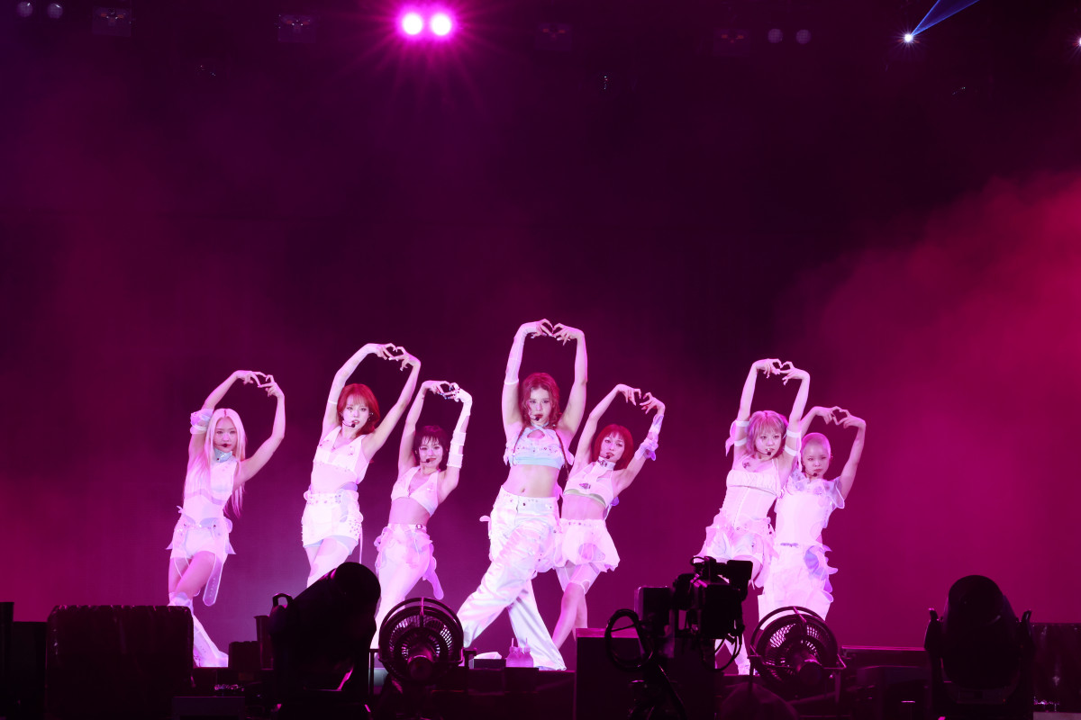 原点”と“進化”が交差するステージ──ヘッドライナーXGの圧巻ライブ『a