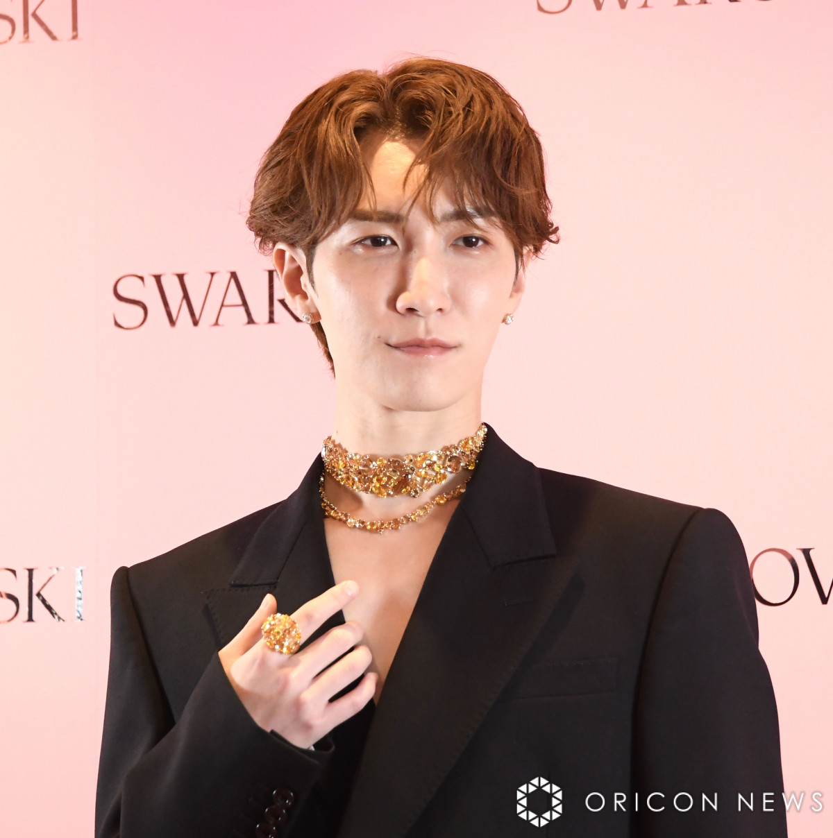 H炵J[̃WG[ꂽƖSnow ManEnđ=wSwarovski I[vjOLO\x(C)ORICON NewS inc. 