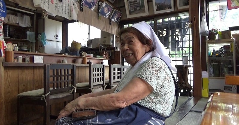 『オモウマイ店』番組史上最高齢“94歳”店主のうどん店、常連は35、6年前から毎日来店の90歳  名物の“肉汁うどん”700円