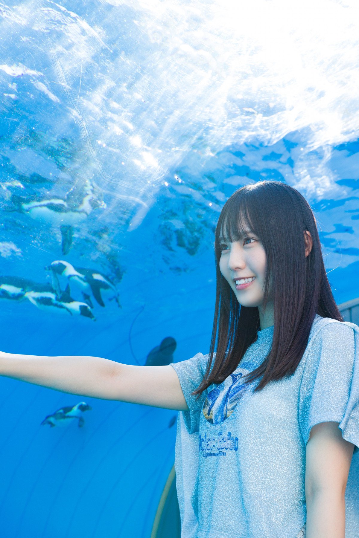 日向坂46松尾桜、水族館でデートグラビア 『少年サンデー』賞で表紙に