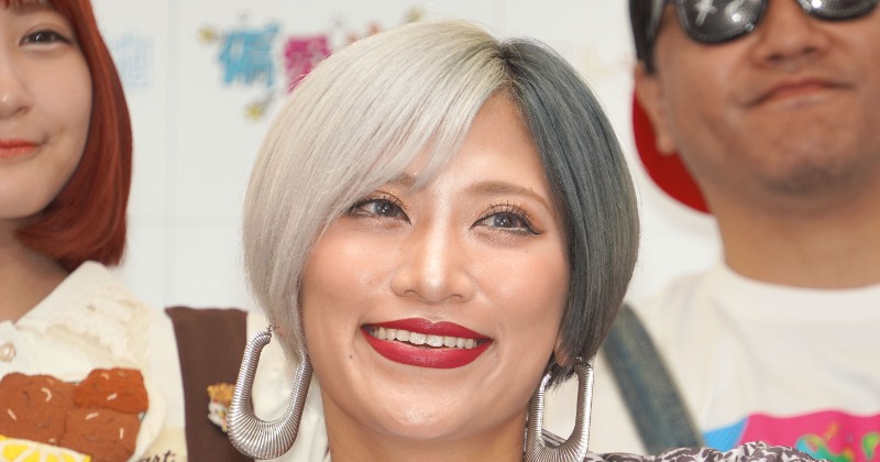 ぱーてぃーちゃん信子、黒髪ロング×超ミニスカ“別人級ショット”に大反響「一瞬誰かわからなかった」「可愛い」「クソモテそう」