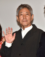 小林薫、74歳の誕生日をサプライズで祝われる カラー設定画風の似顔絵に笑顔「家宝にします」