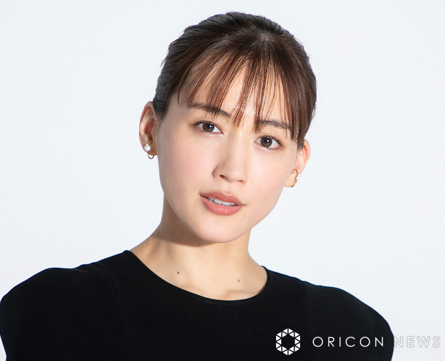 綾瀬はるか、ゆったりメンズウェア姿でリラックス「なんでも似合うの